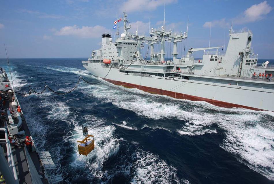 我海军编队在亚丁湾护送渔船